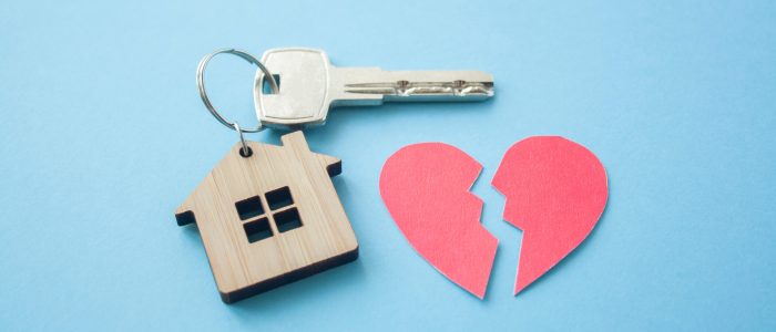 Symbolbild für ein gebrochenes Herz und einen Schlüssel mit Haus-Anhänger: Bildnachweis ©adobestock/Quils