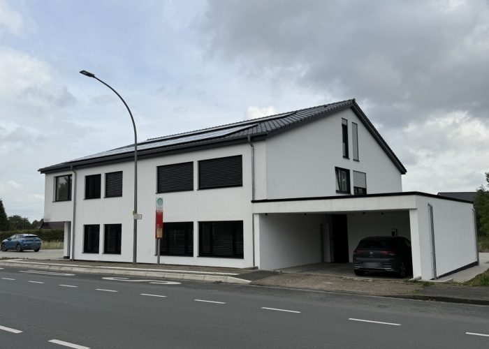 Hochwertiges Zweifamilienhaus mit Gewerbefläche in Leopoldshöhe