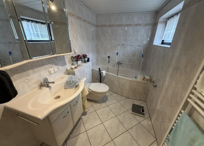 Zweifamilienhaus mit Einliegerwohnung in Lage