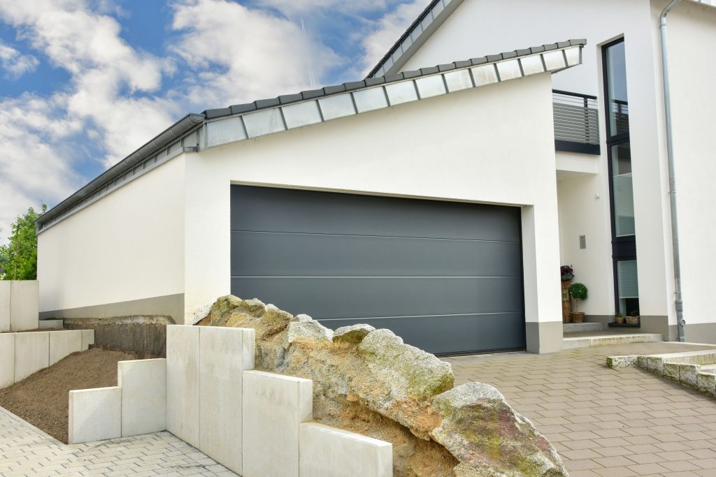 Beton-Garage in der Hauszufahrt angrenzend zum Nachbargrundstück