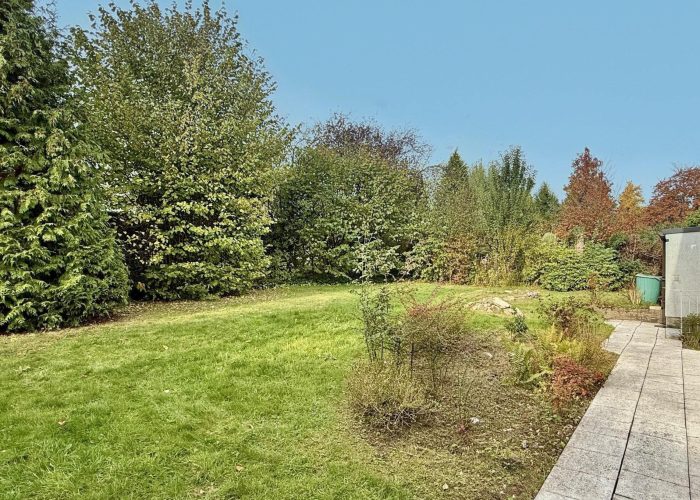 Viel Raum für Ideen: Zweifamilienhaus mit Garten und Balkon in Herford