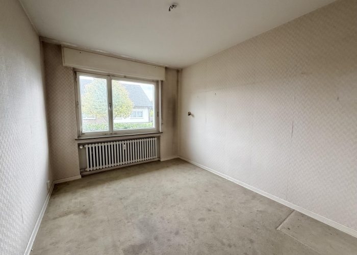 Viel Raum für Ideen: Zweifamilienhaus mit Garten und Balkon in Herford