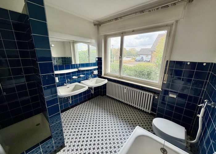 Viel Raum für Ideen: Zweifamilienhaus mit Garten und Balkon in Herford