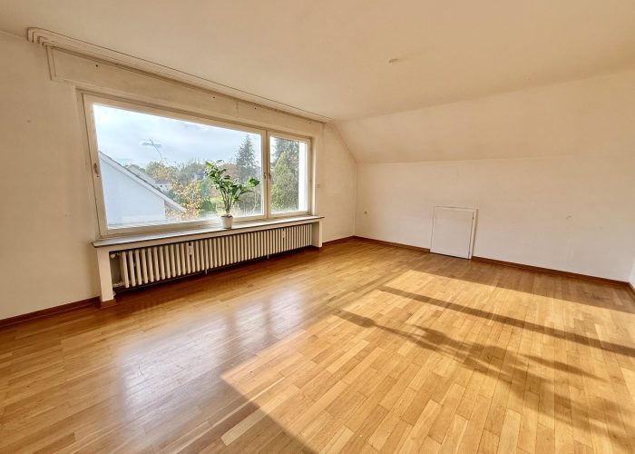 Viel Raum für Ideen: Zweifamilienhaus mit Garten und Balkon in Herford