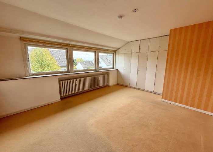 Viel Raum für Ideen: Zweifamilienhaus mit Garten und Balkon in Herford