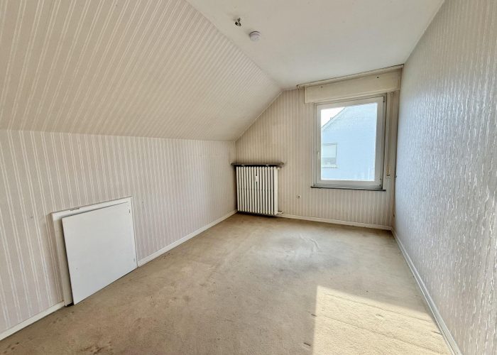 Viel Raum für Ideen: Zweifamilienhaus mit Garten und Balkon in Herford