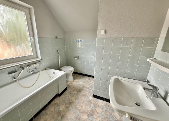 Viel Raum für Ideen: Zweifamilienhaus mit Garten und Balkon in Herford