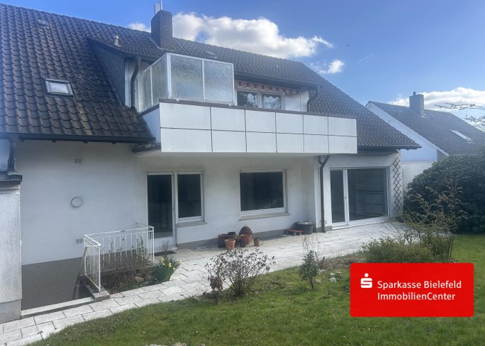 Viel Raum für Ideen: Zweifamilienhaus mit Garten und Balkon in Herford