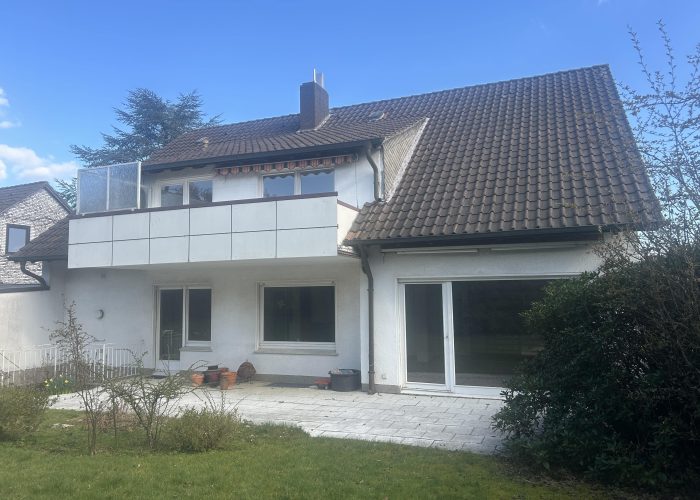 Viel Raum für Ideen: Zweifamilienhaus mit Garten und Balkon in Herford