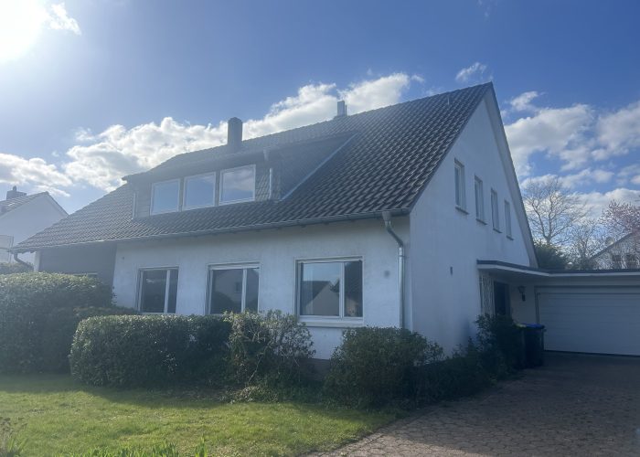 Viel Raum für Ideen: Zweifamilienhaus mit Garten und Balkon in Herford