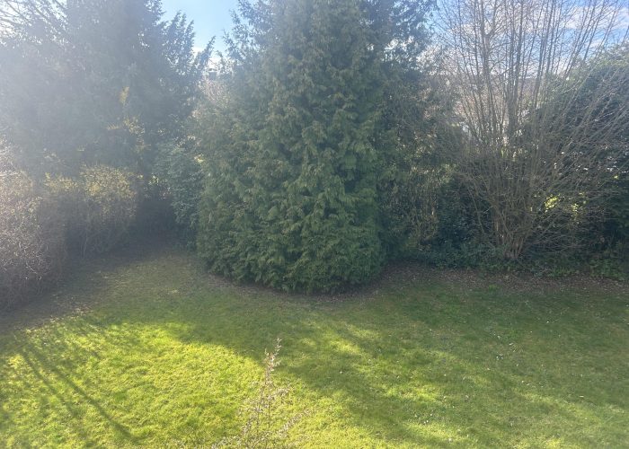 Viel Raum für Ideen: Zweifamilienhaus mit Garten und Balkon in Herford