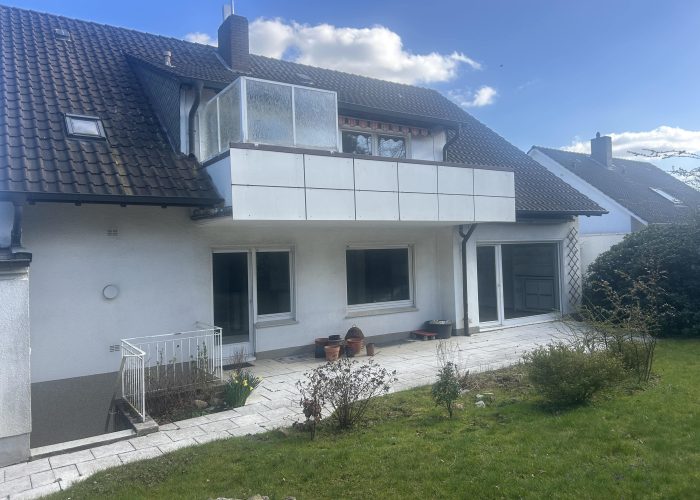 Viel Raum für Ideen: Zweifamilienhaus mit Garten und Balkon in Herford