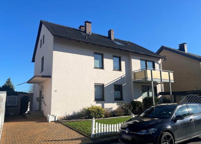 Großartiges Zweifamilienhaus mit schönem Garten, Balkon und Terrasse in Brake