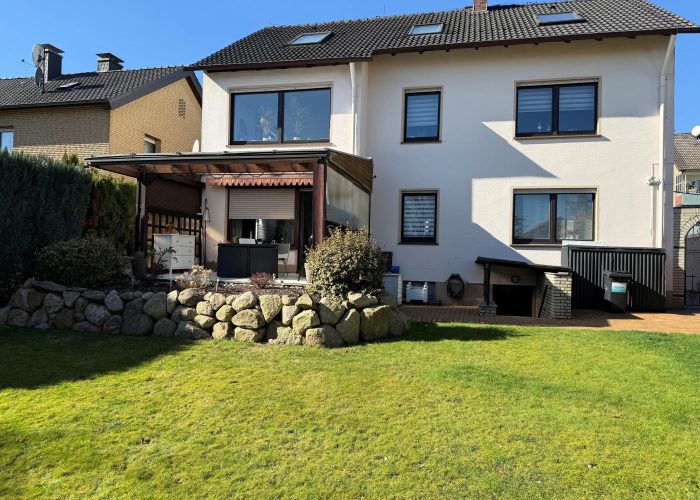 Großartiges Zweifamilienhaus mit schönem Garten, Balkon und Terrasse in Brake