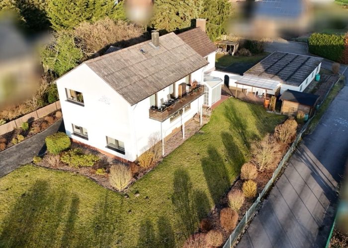 Zweifamilienhaus mit Einliegerwohnung in Lage