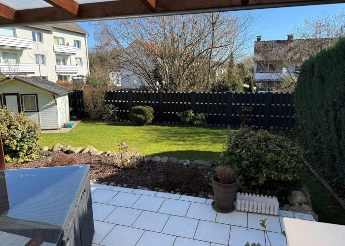Zweifamilienhaus mit schönem Garten in Brake