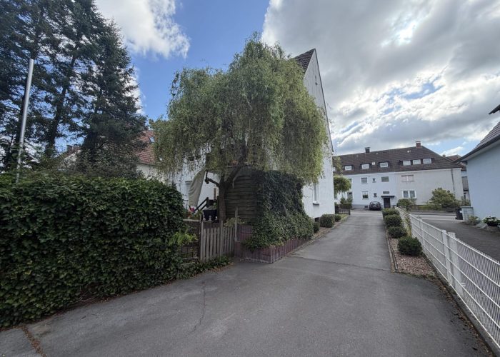 Mehrfamilienhaus mit 3 Wohneinheiten, Garten und 2 Garagen