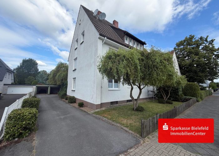 Mehrfamilienhaus mit 3 Wohneinheiten, Garten und 2 Garagen