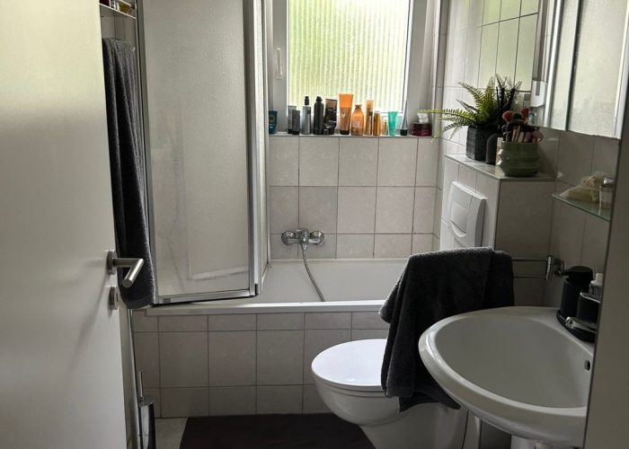 Mehrfamilienhaus mit 3 Wohneinheiten, Garten und 2 Garagen
