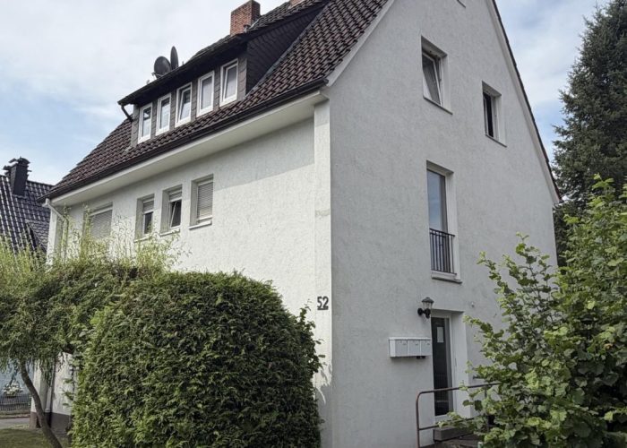 Mehrfamilienhaus mit 3 Wohneinheiten, Garten und 2 Garagen