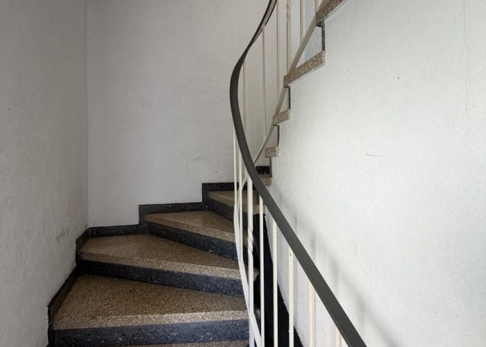 Mehrfamilienhaus mit 3 Wohneinheiten, Garten und 2 Garagen