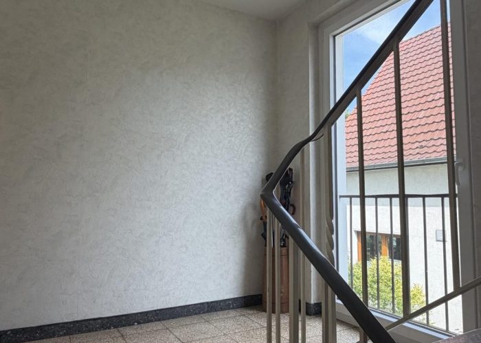 Mehrfamilienhaus mit 3 Wohneinheiten, Garten und 2 Garagen