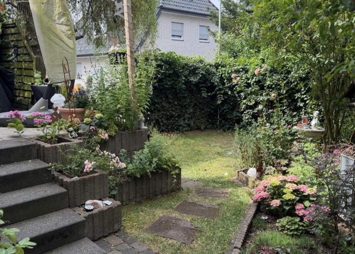 Mehrfamilienhaus mit 3 Wohneinheiten, Garten und 2 Garagen
