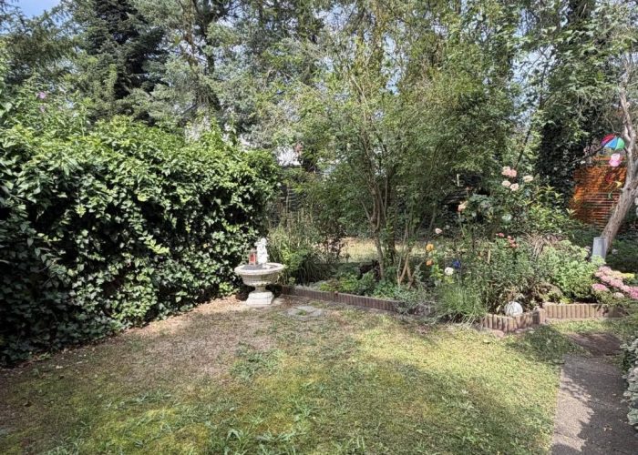 Mehrfamilienhaus mit 3 Wohneinheiten, Garten und 2 Garagen