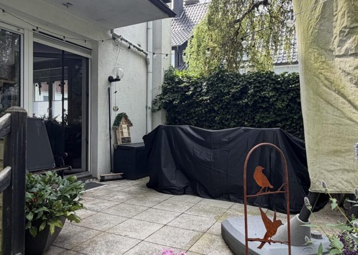 Mehrfamilienhaus mit 3 Wohneinheiten, Garten und 2 Garagen