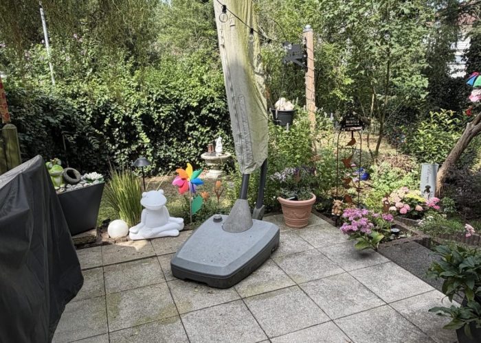 Mehrfamilienhaus mit 3 Wohneinheiten, Garten und 2 Garagen
