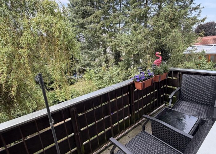 Mehrfamilienhaus mit 3 Wohneinheiten, Garten und 2 Garagen