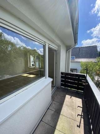Mehrfamilienhaus mit 3 Wohneinheiten, Garten und 2 Garagen