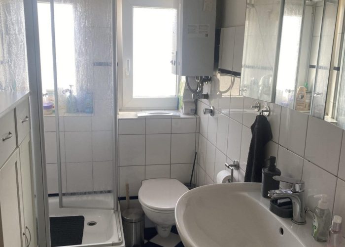 Mehrfamilienhaus mit 3 Wohneinheiten, Garten und 2 Garagen