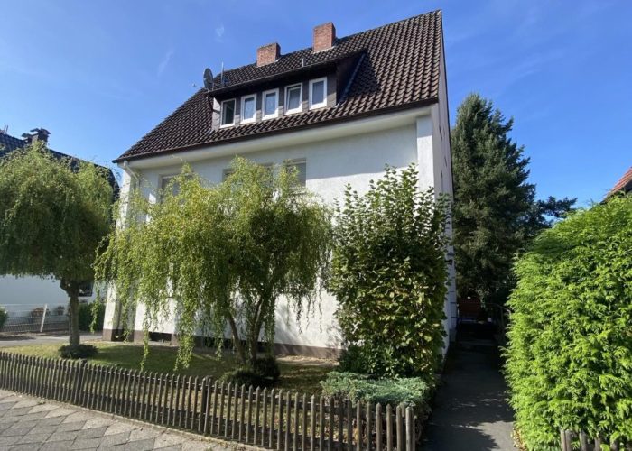 Mehrfamilienhaus mit 3 Wohneinheiten, Garten und 2 Garagen