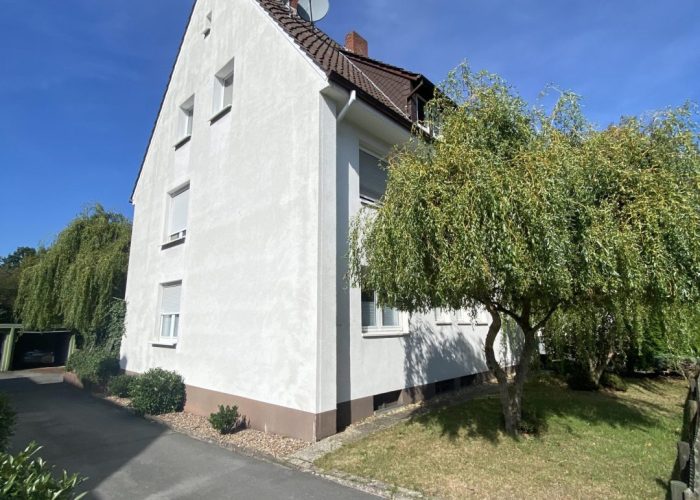 Mehrfamilienhaus mit 3 Wohneinheiten, Garten und 2 Garagen