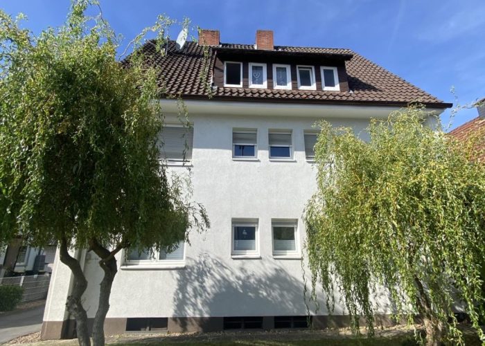 Mehrfamilienhaus mit 3 Wohneinheiten, Garten und 2 Garagen
