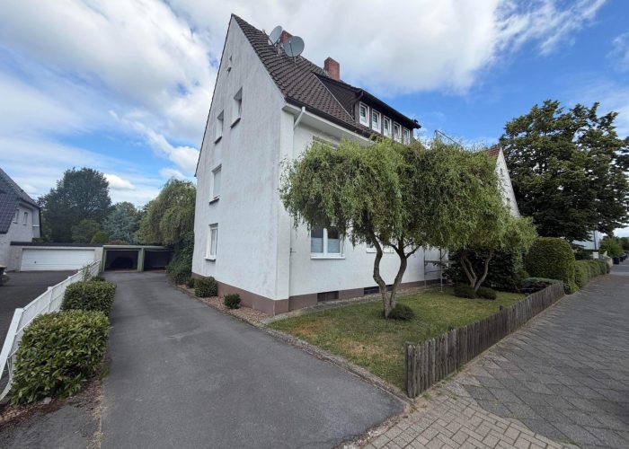 Mehrfamilienhaus mit 3 Wohneinheiten, Garten und 2 Garagen